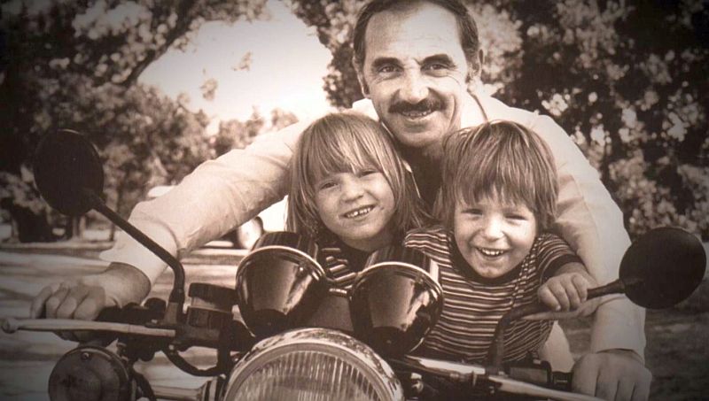 Charles Aznavour avec  ses enfants
