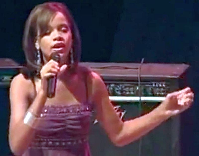 Rihanna 14t years old singing