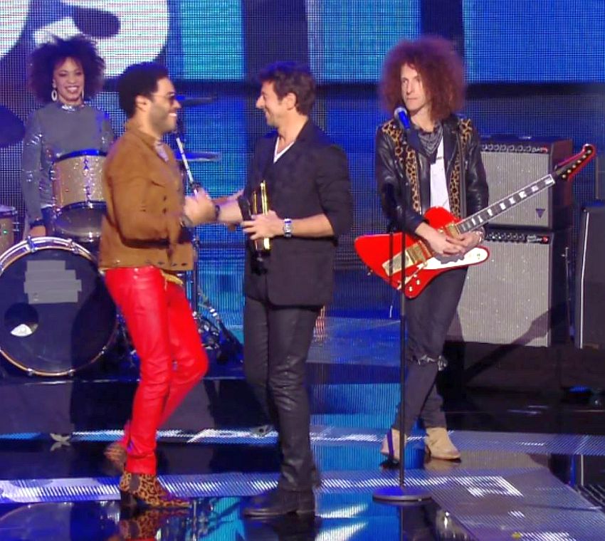award d'honneur remis à Lenny Kravitz par Patrick Bruel aux NRJ awards 2014