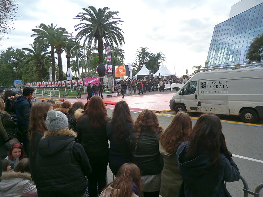 fans devant le Palais des Festivals pour les nrj awards