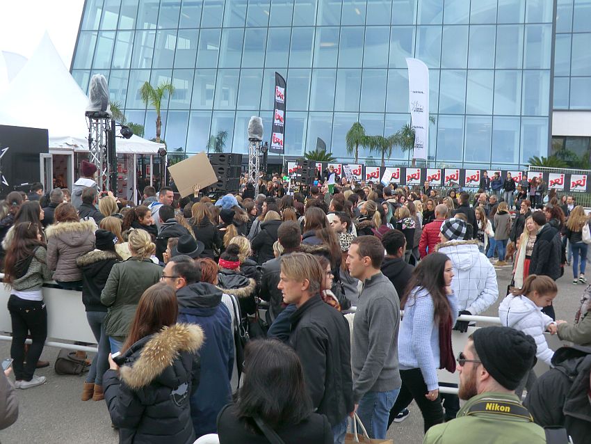 fans devant le Palais des Festivals pour les nrj awards