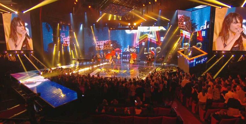 Zaz chante lors des NRJ awards à Cannes 2014