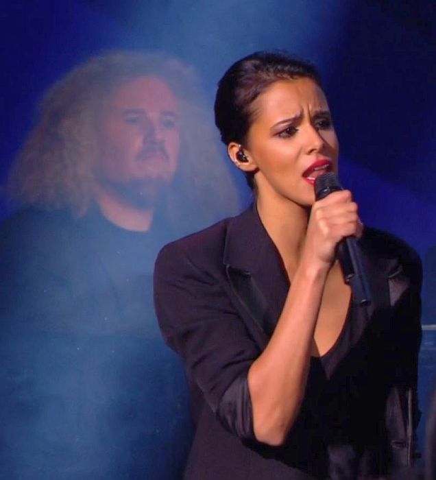 Shy'm  chante   "qu'est-ce-qu'elle a ma  gueule"